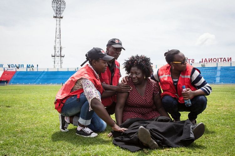 Dans le stade de Nyayo, à Nairobi, au Kenya, des membres de la Croix Rouge aident une femme dont un proche a été tué par les shebab somaliens lors de l'attaque de l'université de Garissa. (Photo Nichole Sobecki. AFP)
(http://www.liberation.fr/monde/2015/04/07/tuerie-de-garissa-deux-poids-deux-mesures_1236147)